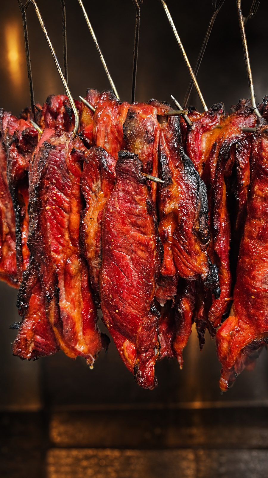 Huisgemaakte cha siu, vers uit de oven aan de haken