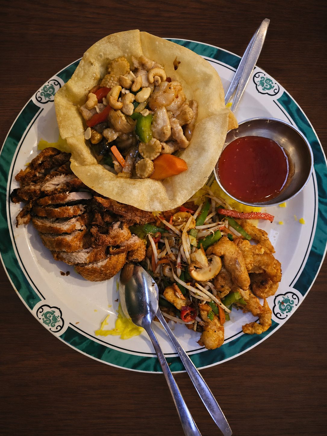 Compleet menu met eend, kip en cashewnoten
