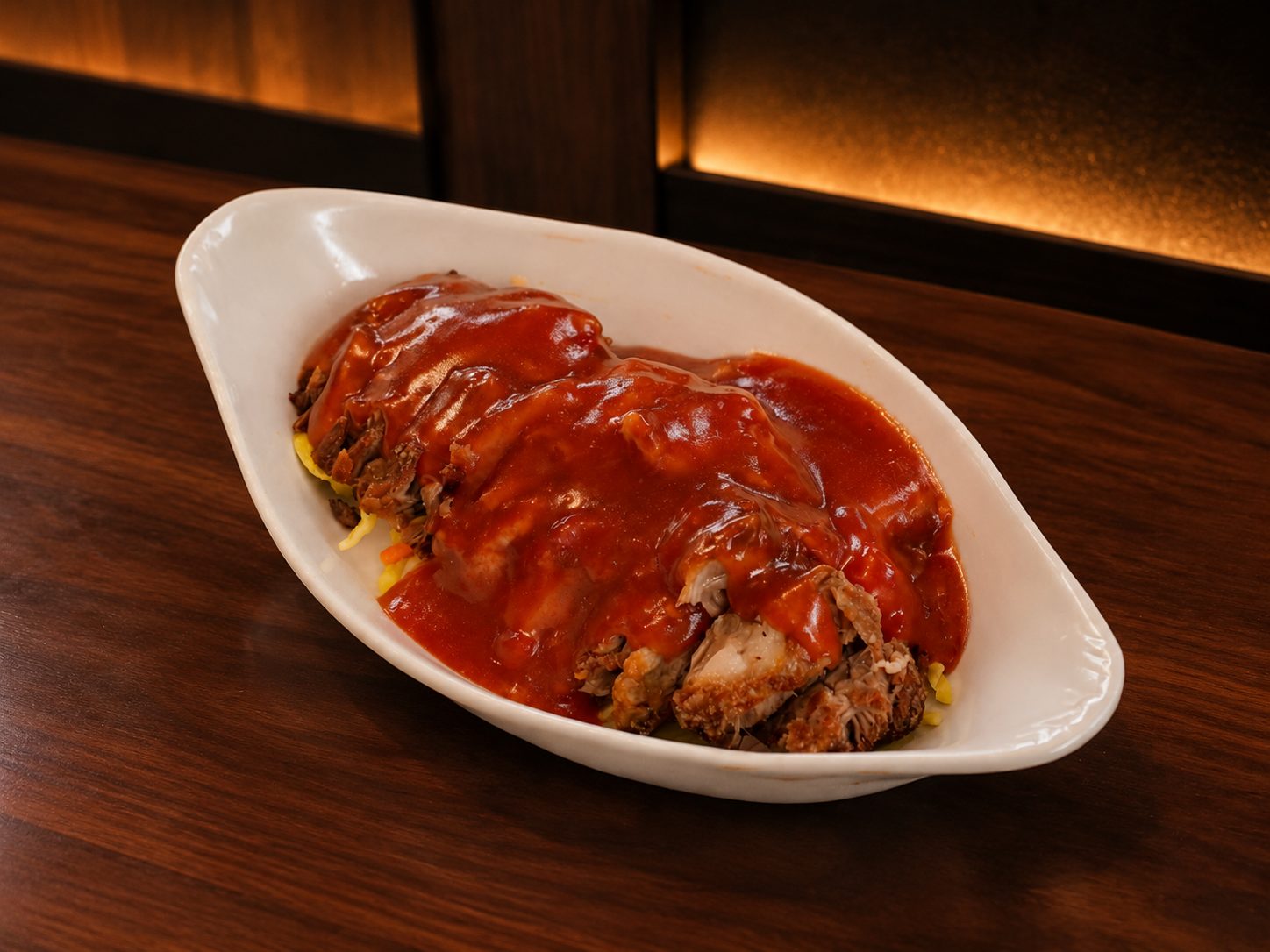 Babi pangang speciaal met pittige saus en atjar