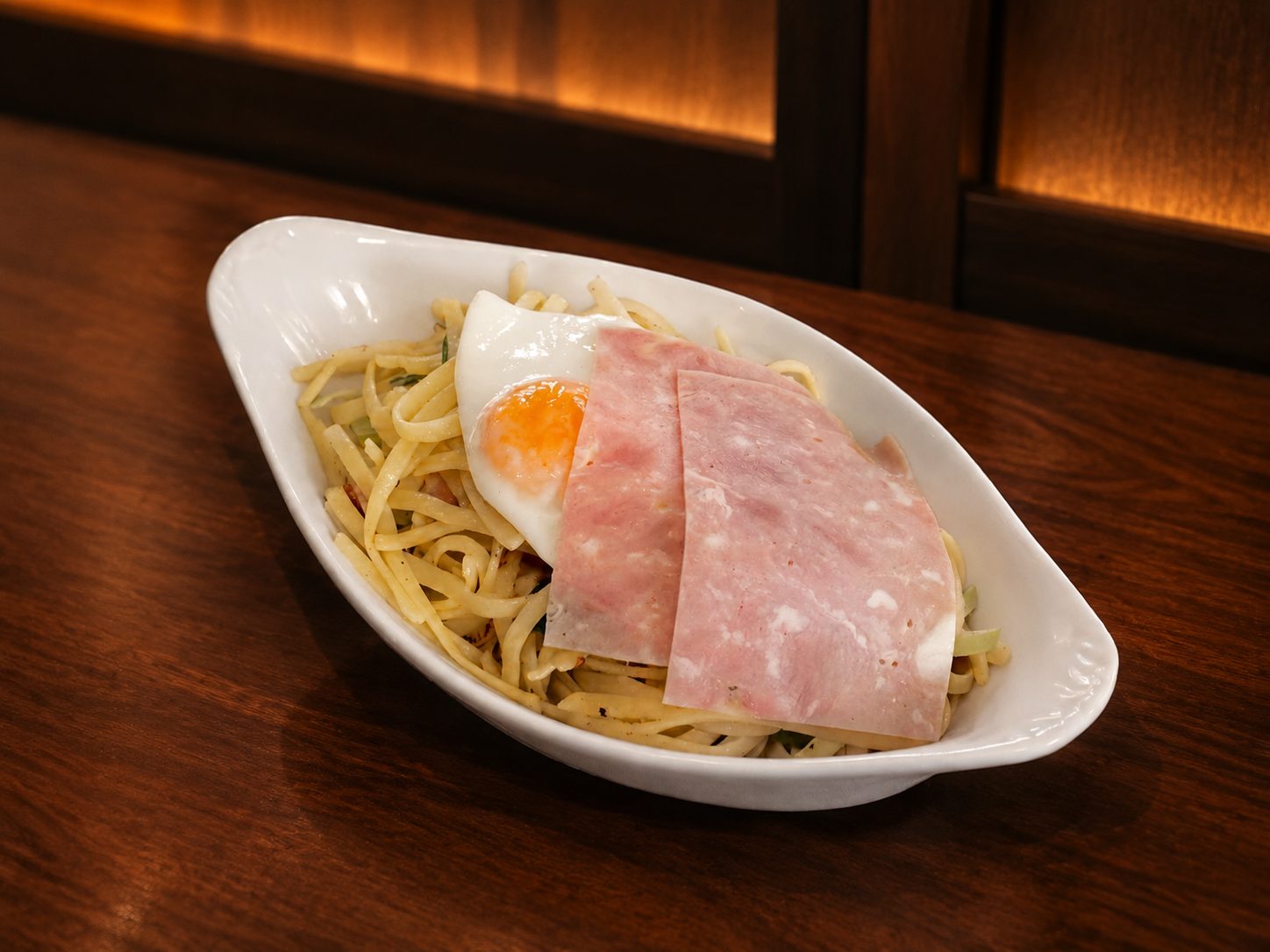 Bami goreng met ei en vlees