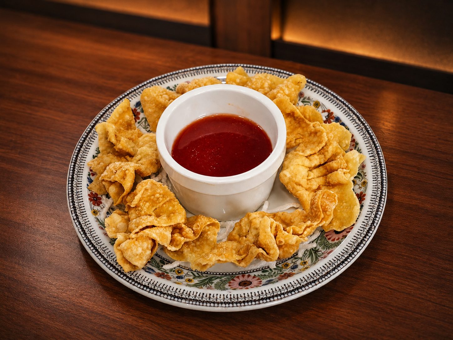 Pangsit goreng — gebakken kippasteitjes met zoetzure saus